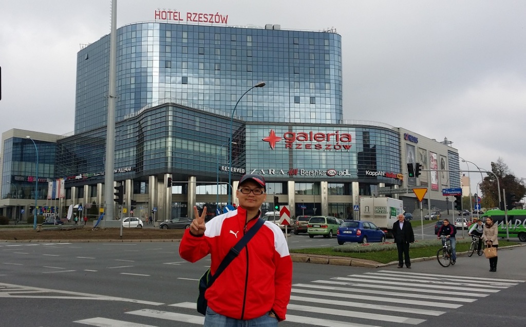 Guru Dr. Nizam bergambar di hadapan Hotel Rzeszow.